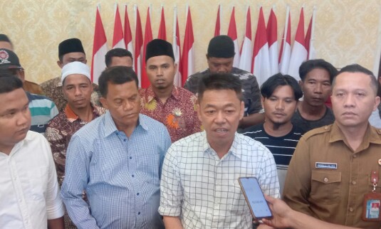 Sejumlah Pekerja Kayu Temui Bupati Rohil
