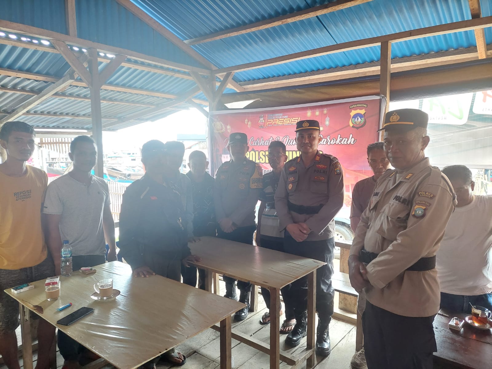 Kapolsek Kundur Pimpin Kegiatan Jum'at Curhat di Kedai Kopi Ibu SRI Pelabuhan Sungai Buluh