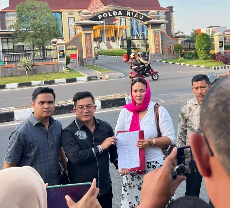 Didampingi Mirwansyah, Ibu Ini Polisikan 4 Pemuda Pengancam Bunuh Putrinya